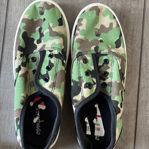 NWOT Nordstrom rack kids camo laceless sneakers. Size 2